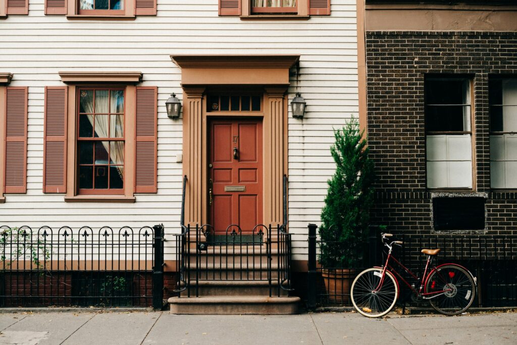 Entrée élégante d'une maison parfaite pour débuter dans l'investissement locatif.