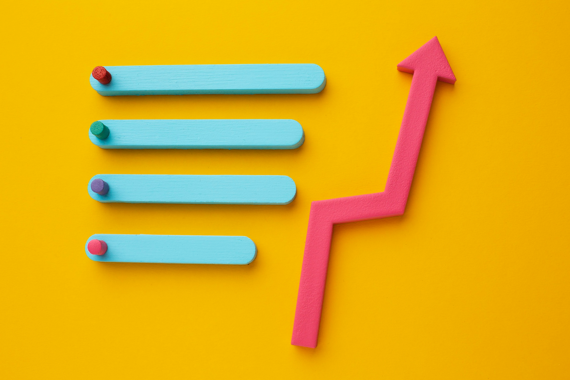 Comparaison entre le régime Micro-BIC et le régime réel en LMNP, illustrant les impacts fiscaux et les obligations comptables