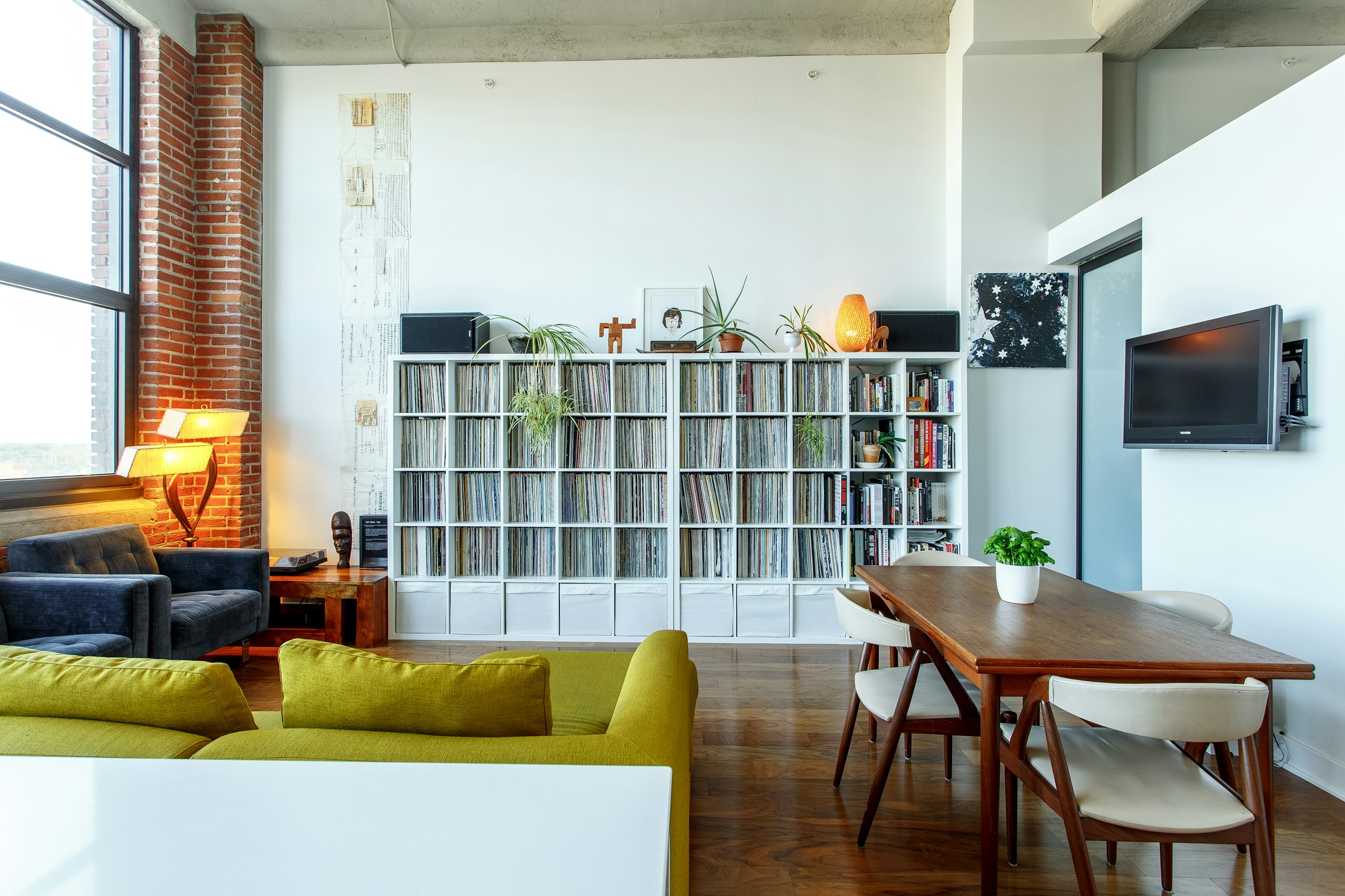 Loft au style industriel avec une grande bibliothèque, parfait pour un investissement locatif meublé.