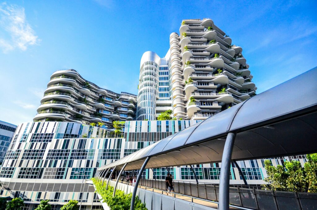 Immeuble moderne avec espaces verts, idéal pour la gestion locative en LMNP et un rendement optimisé.