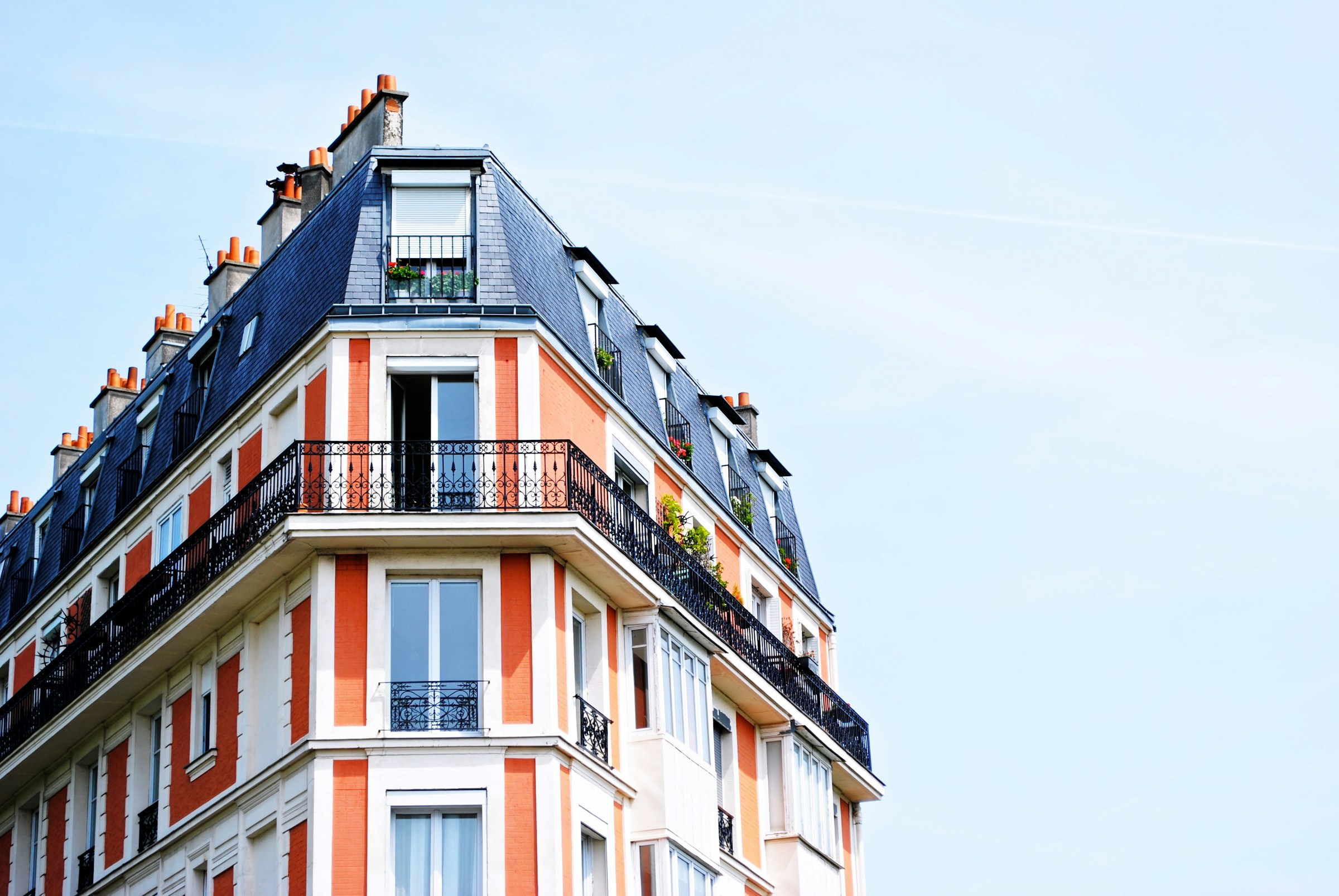 Immeuble haussmannien avec balcons en fer forgé, parfait pour une gestion locative en LMNP dans un cadre classique et recherché.