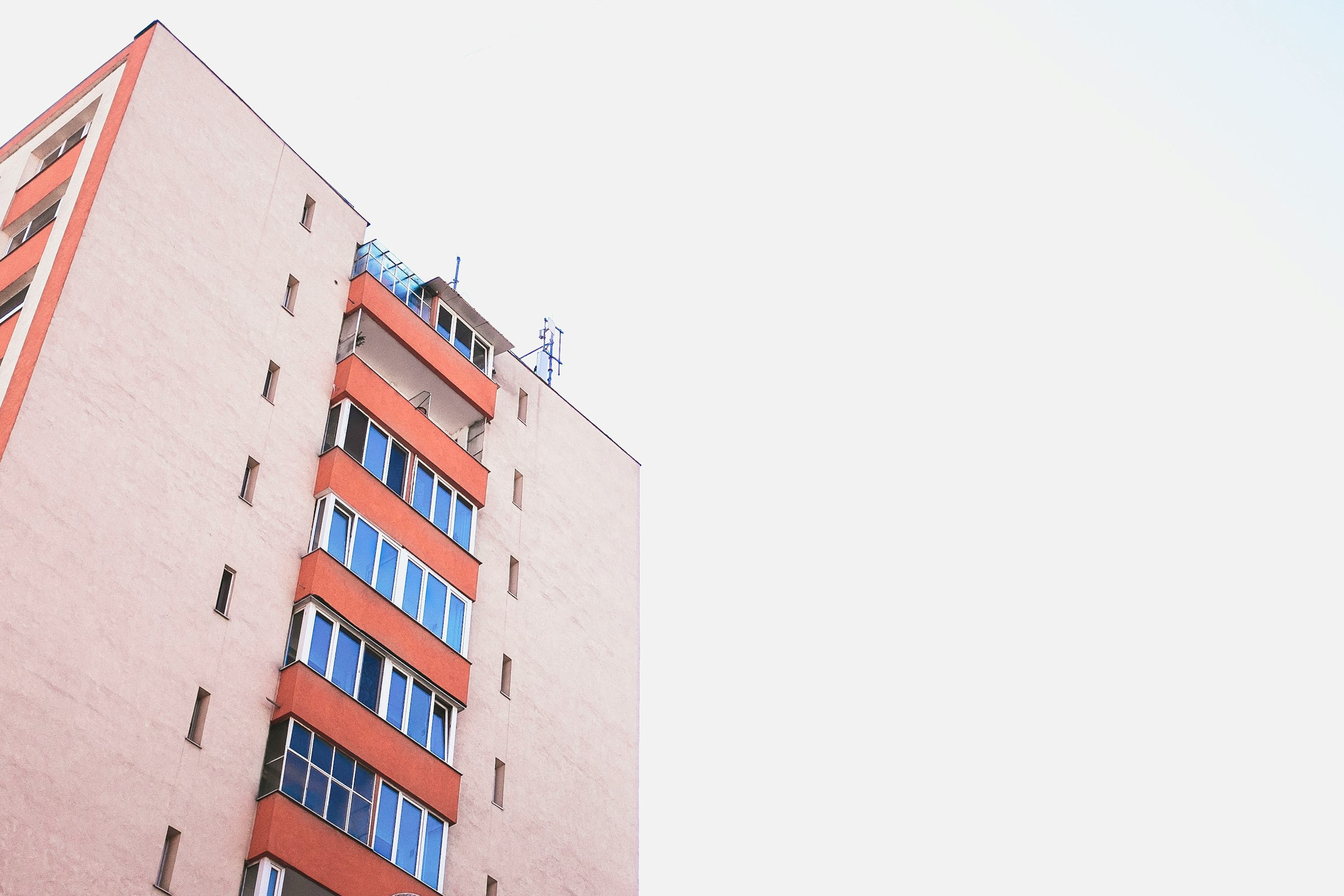 Immeuble résidentiel classique avec balcons, parfait pour la gestion locative en LMNP dans une ville en développement.