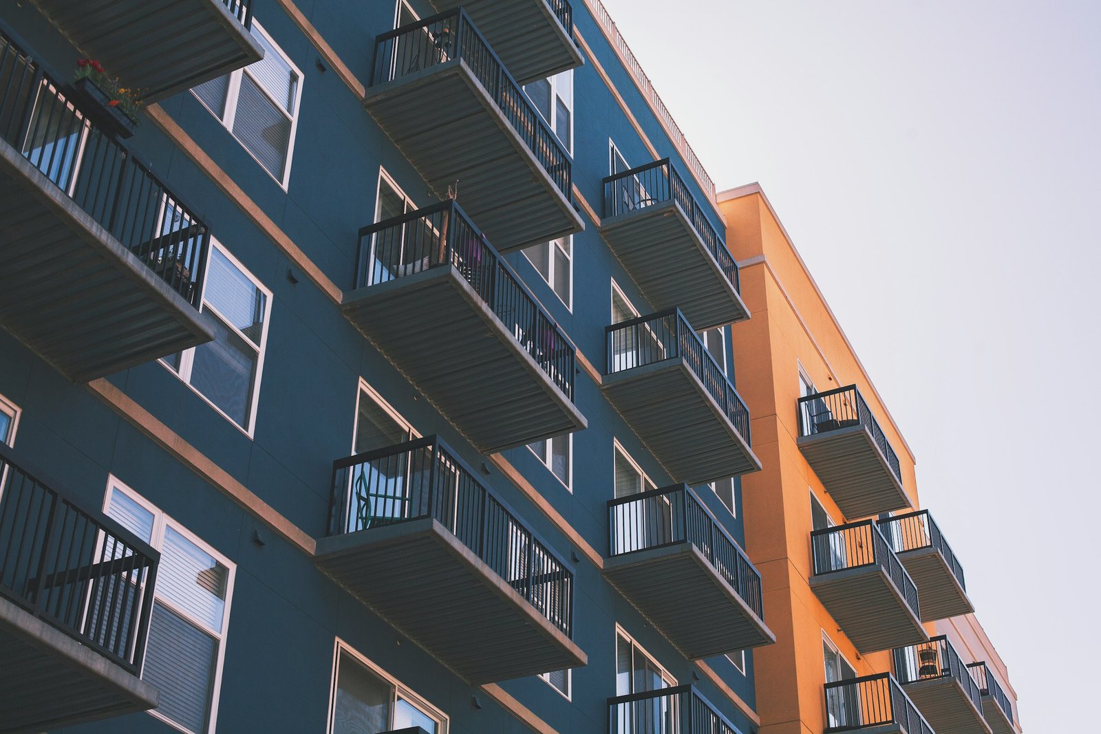 Immeuble résidentiel avec balcons, un atout clé pour un investissement locatif durable.