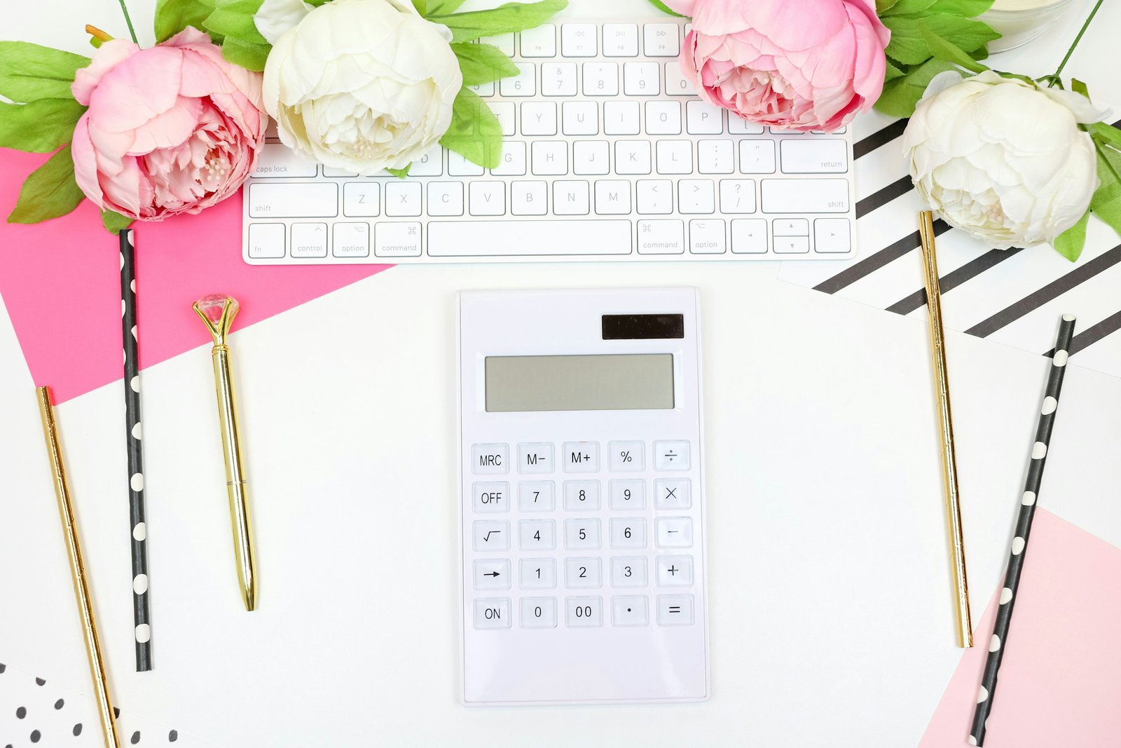 Un bureau coloré avec des accessoires et une calculatrice pour organiser sa déclaration en LMNP.