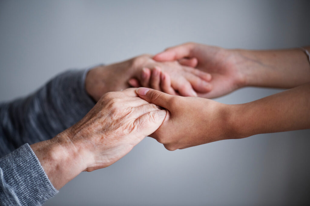 Investir en EHPAD : accompagner les personnes âgées avec bienveillance.