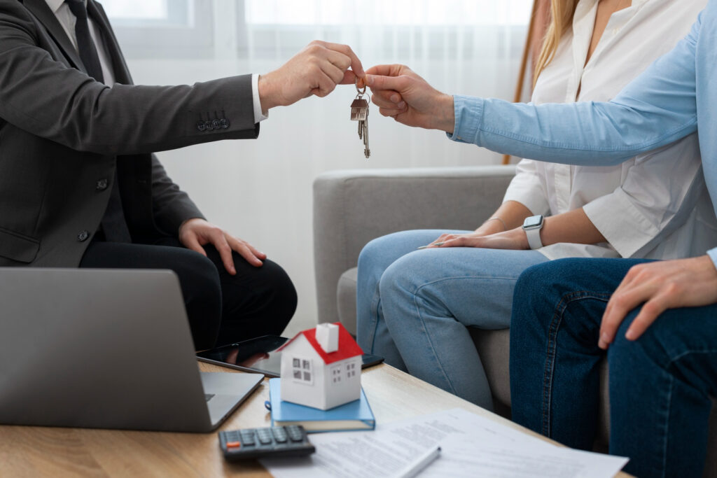 Remise de clés lors d’un investissement immobilier en LMNP en colocation avec un conseiller