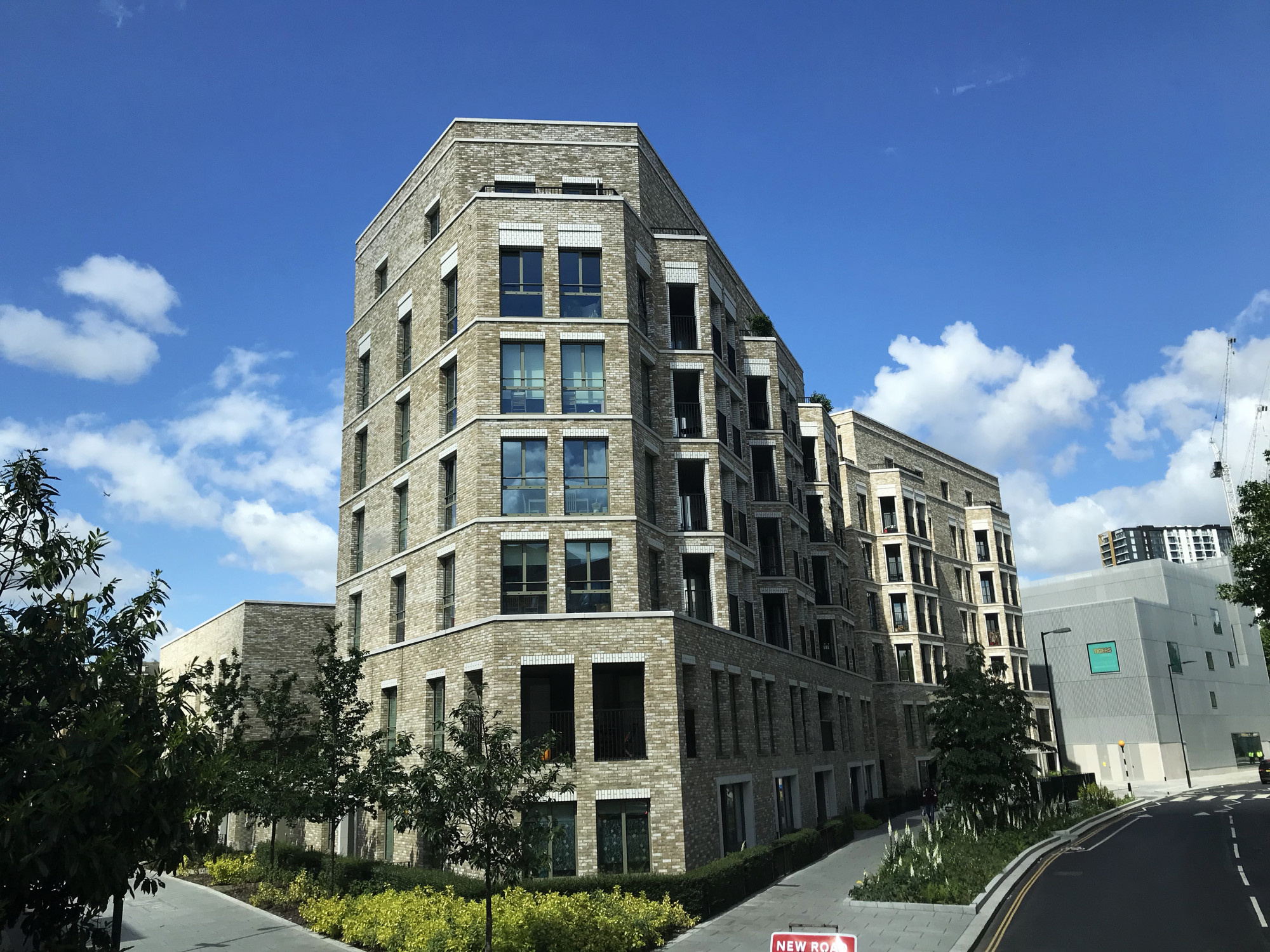 Résidence en briques avec un style architectural classique, idéale pour une revente LMNP sur le marché immobilier premium.