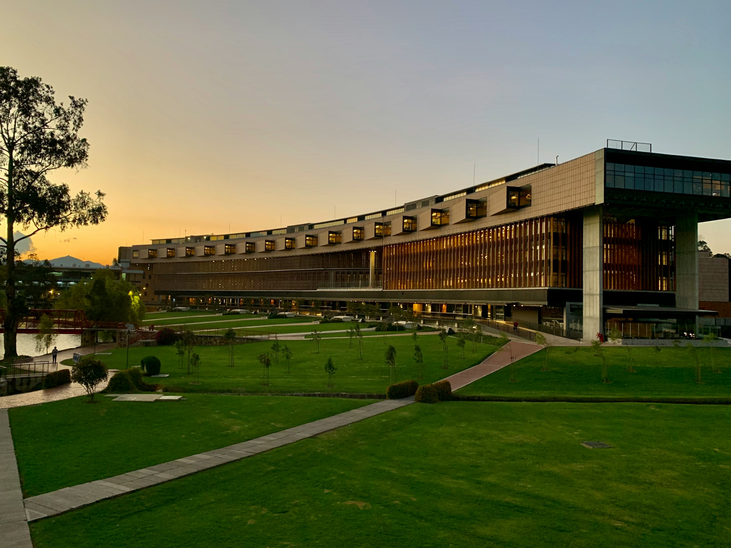 Grande résidence universitaire contemporaine au coucher du soleil, parfaite pour le LMNP 2025.