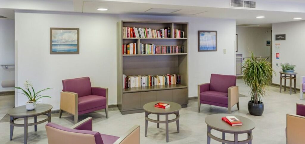 Salon de lecture de la résidence Les Citronniers, EHPAD médicalisé à Roquebrune-Cap-Martin