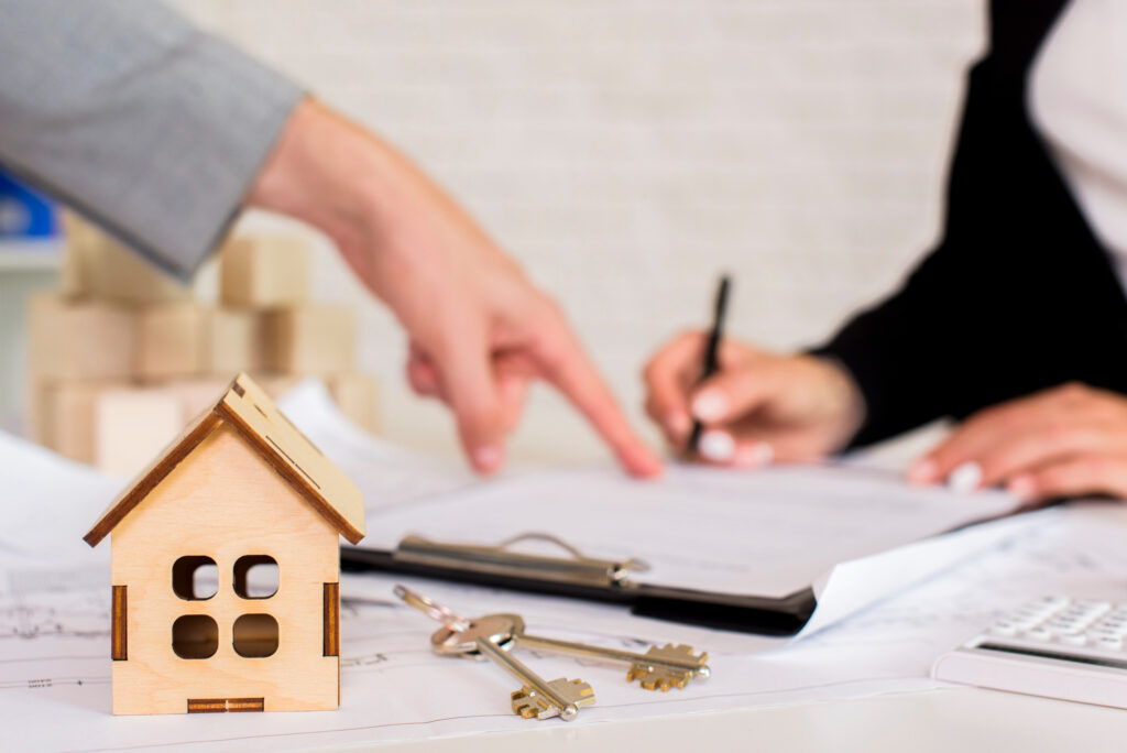 Signature d’un contrat de location meublée optimisée pour générer un déficit foncier LMNP