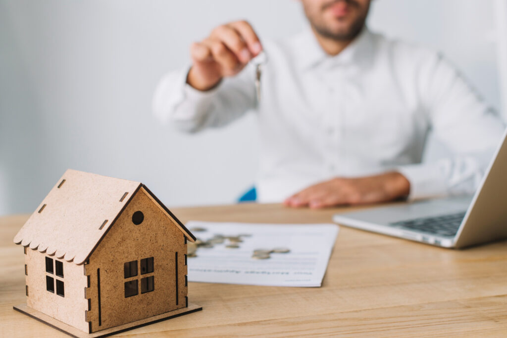 Investisseur tenant des clés devant un bien immobilier en LMNP en nue-propriété