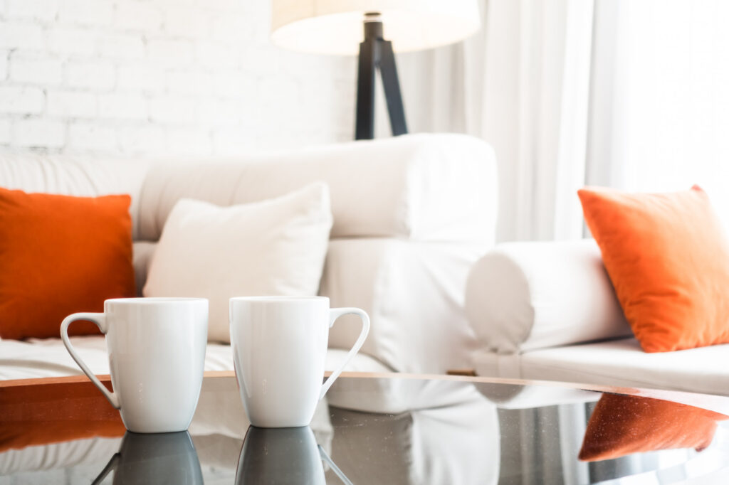 Deux tasses posées sur une table basse dans un salon cosy, symbole de convivialité dans une colocation meublée optimisée pour une simulation LMNP en colocation.