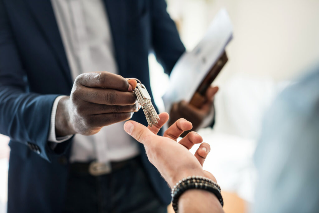 Transmission de clés entre un professionnel de l’immobilier et un acquéreur – acquisition de bien pour LMNP à l’IS.