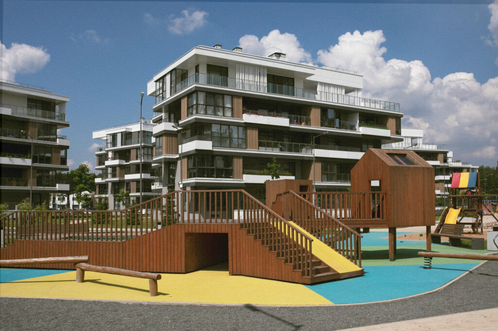 Résidence familiale avec aire de jeux colorée – bien neuf destiné à la location meublée sous statut LMNP à l’IS.