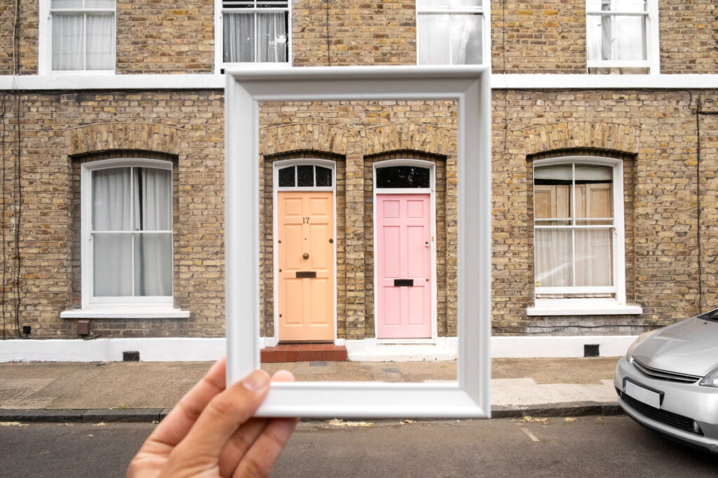 Maison de ville encadrée dans un cadre blanc – choix d’un bien individuel pour un projet de LMNP à l’IS.