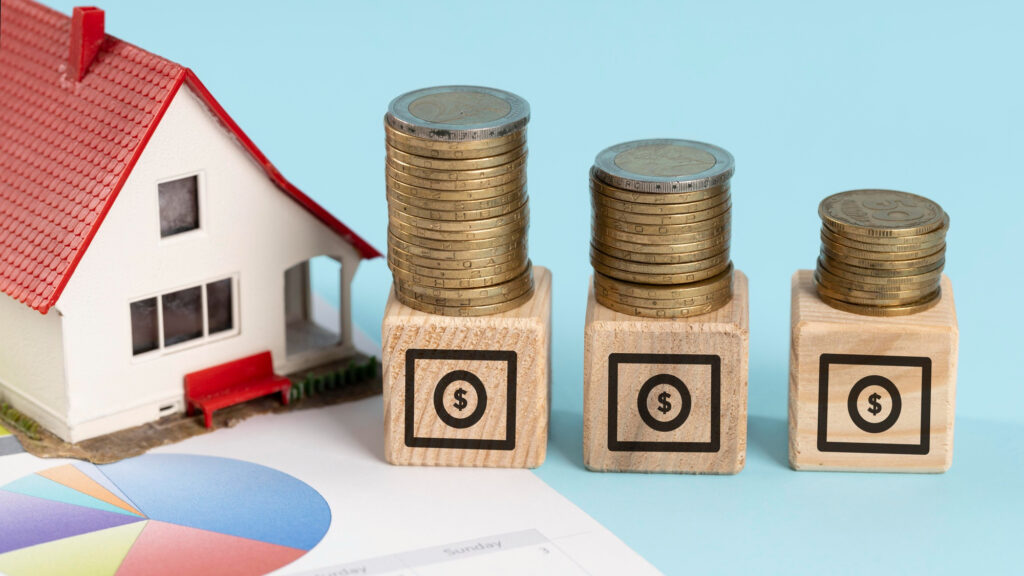 Représentation visuelle du rendement net LMNP résidence de services avec une maison miniature et des piles de pièces croissantes