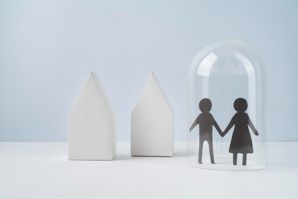 assurance loyers impayés LMNP illustrée par une famille protégée sous une cloche de verre