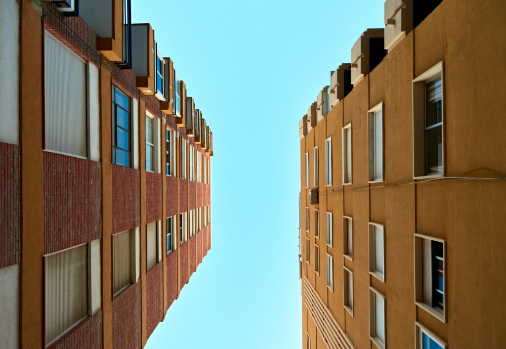 Architecture moderne d’immeubles éligibles au régime fiscalité LMNP